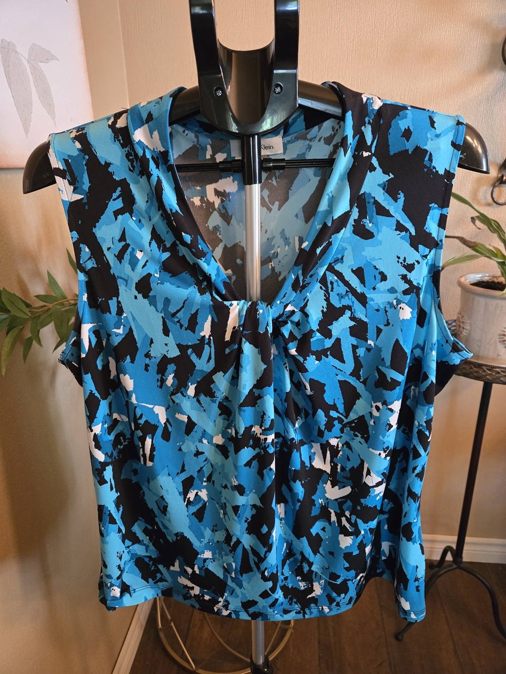 Calvin Klein Sleeveless Abstract Print V-Neck Top in Blue